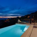 Three-bedroom Sunshine With A Heated Pool, Media Room, And Views Of The Sea فيلة *