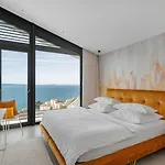 Three-bedroom Sunshine With A Heated Pool, Media Room, And Views Of The Sea فيلة *
