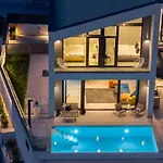 Three-bedroom Sunshine With A Heated Pool, Media Room, And Views Of The Sea جيسينتسي