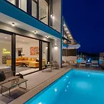 Three-bedroom Sunshine With A Heated Pool, Media Room, And Views Of The Sea فيلة