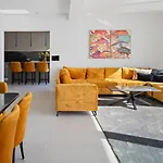 فيلة Three-bedroom Sunshine With A Heated Pool, Media Room, And Views Of The Sea
