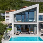 Three-bedroom Sunshine With A Heated Pool, Media Room, And Views Of The Sea