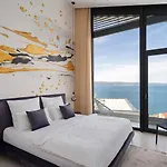 فيلة Three-bedroom Sunshine With A Heated Pool, Media Room, And Views Of The Sea