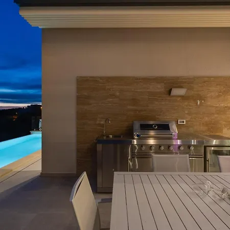 Three-bedroom Sunshine With A Heated Pool, Media Room, And Views Of The Sea *