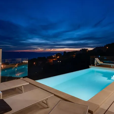 Three-bedroom Sunshine With A Heated Pool, Media Room, And Views Of The Sea Willa Jesenice (Split-Dalmatia)