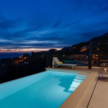 Three-bedroom Sunshine With A Heated Pool, Media Room, And Views Of The Sea Willa *