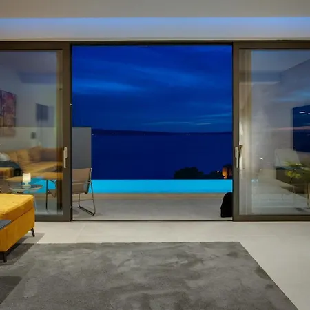 Three-bedroom Sunshine With A Heated Pool, Media Room, And Views Of The Sea