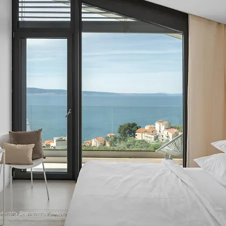 Willa Three-bedroom Sunshine With A Heated Pool, Media Room, And Views Of The Sea
