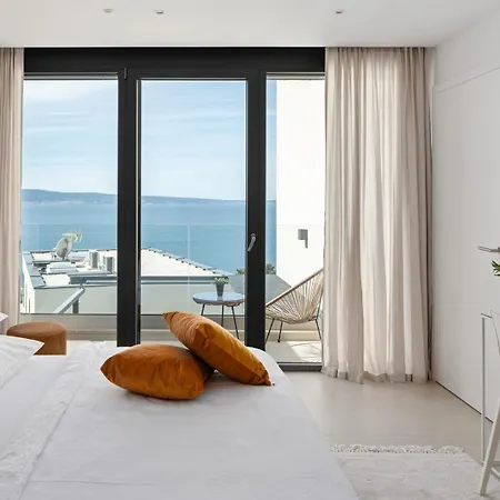 Three-bedroom Sunshine With A Heated Pool, Media Room, And Views Of The Sea Willa