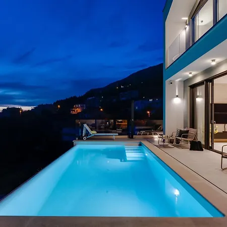 Three-bedroom Sunshine With A Heated Pool, Media Room, And Views Of The Sea
