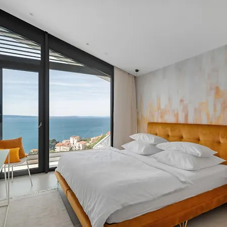Three-bedroom Sunshine With A Heated Pool, Media Room, And Views Of The Sea Willa *