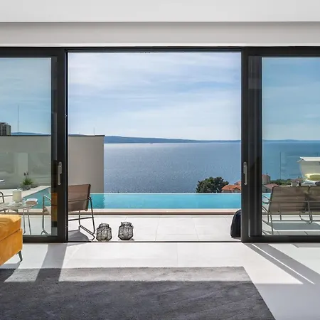 Willa Three-bedroom Sunshine With A Heated Pool, Media Room, And Views Of The Sea *
