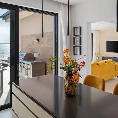 Willa Three-bedroom Sunshine With A Heated Pool, Media Room, And Views Of The Sea Jesenice (Split-Dalmatia)