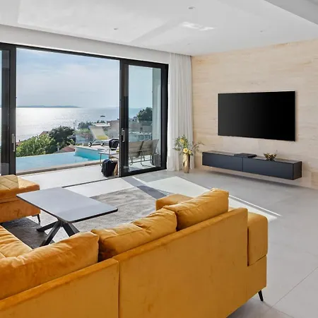 Three-bedroom Sunshine With A Heated Pool, Media Room, And Views Of The Sea Willa Jesenice (Split-Dalmatia)