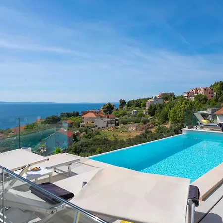 Three-bedroom Sunshine With A Heated Pool, Media Room, And Views Of The Sea Jesenice (Split-Dalmatia)