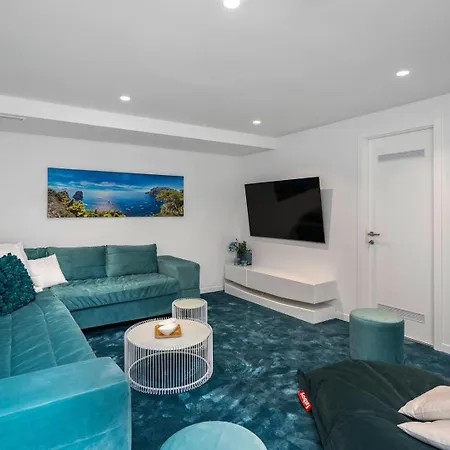 Three-bedroom Sunshine With A Heated Pool, Media Room, And Views Of The Sea *