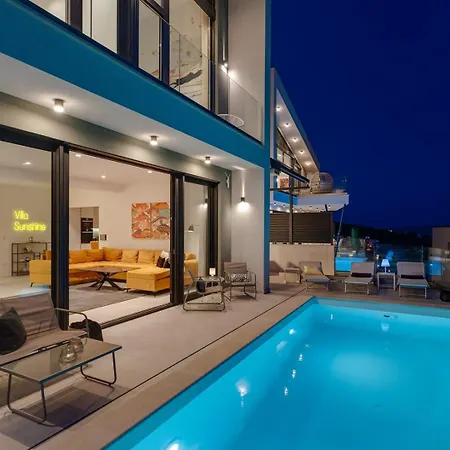 Three-bedroom Sunshine With A Heated Pool, Media Room, And Views Of The Sea Willa