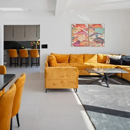 Willa Three-bedroom Sunshine With A Heated Pool, Media Room, And Views Of The Sea