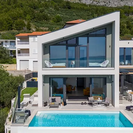 Three-bedroom Sunshine With A Heated Pool, Media Room, And Views Of The Sea