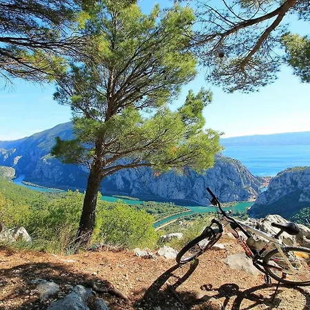 Three-bedroom Sunshine With A Heated Pool, Media Room, And Views Of The Sea * Jesenice (Split-Dalmatia)
