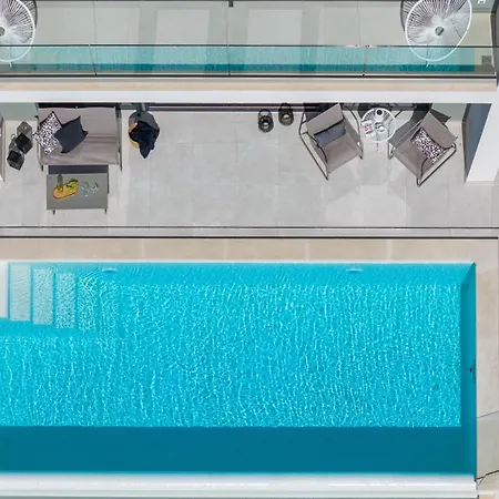 Villa Three-bedroom Sunshine With A Heated Pool, Media Room, And Views Of The Sea Jesenice (Split-Dalmatia)