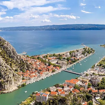 Three-bedroom Sunshine With A Heated Pool, Media Room, And Views Of The Sea * Jesenice (Split-Dalmatia)