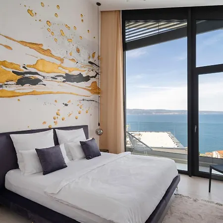 Willa Three-bedroom Sunshine With A Heated Pool, Media Room, And Views Of The Sea
