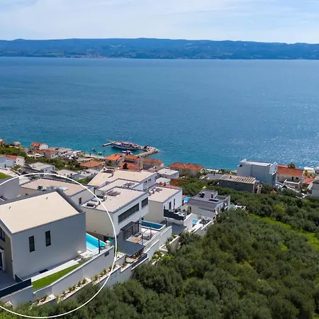 Three-bedroom Sunshine With A Heated Pool, Media Room, And Views Of The Sea *
