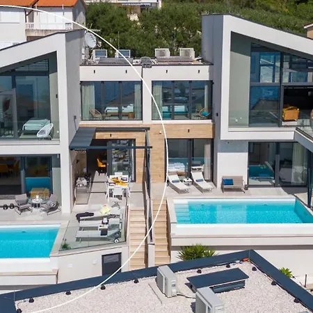 Villa Three-bedroom Sunshine With A Heated Pool, Media Room, And Views Of The Sea